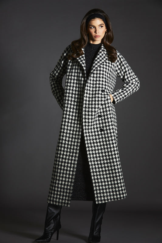 Sentaler Tweed Raglan Sleeve Black and White Houndstooth Coat in Tweed Suri Alpaca wool. Seen from front open on female model.
