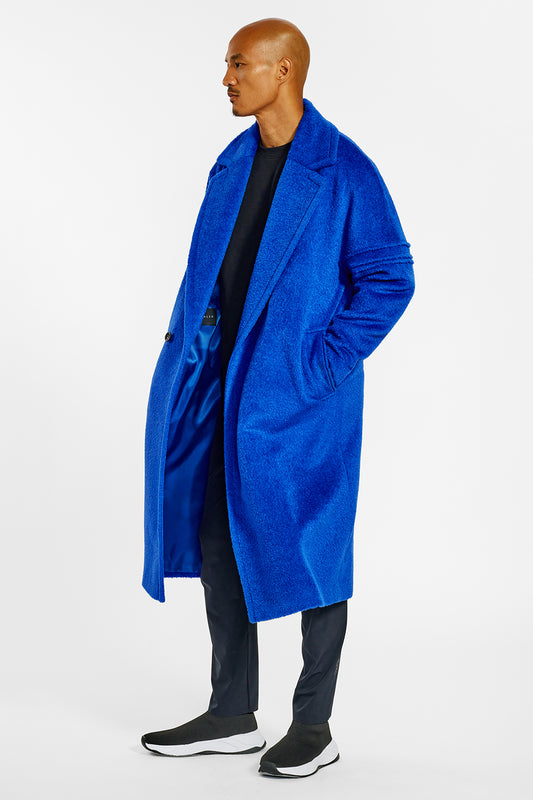 Sentaler Technical Bouclé Alpaca Robe Coat crafted in Technical Bouclé Alpaca and available in Cobalt Blue. Seen from side open on male model.